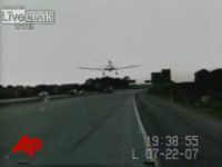 Самолет приземлился прямо на шоссе (2.8 мб)