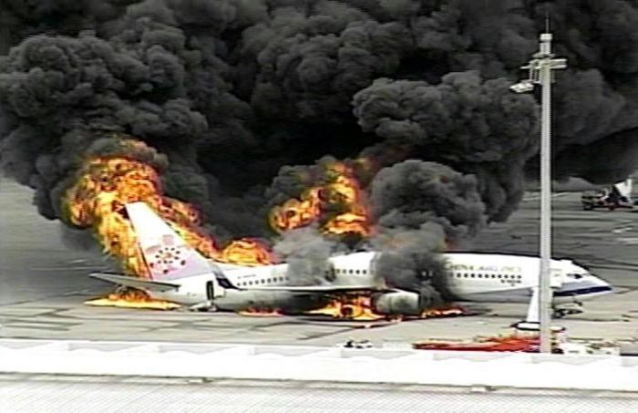 Боинг-737 сгорел в аэропорту (25 фото)