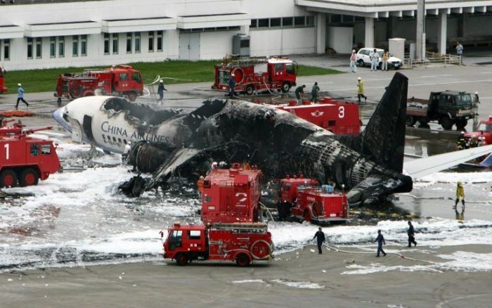 Боинг-737 сгорел в аэропорту (25 фото)