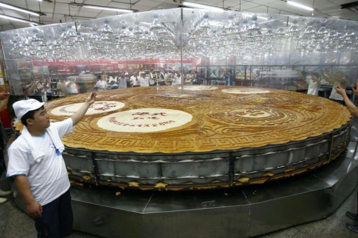 Самые большие рекорды в играх. Самый огромный торт в мире рекорд Гиннесса. Гигантский торт. Рекорд Гиннеса самый большой торт. Самые большие торты в мире.