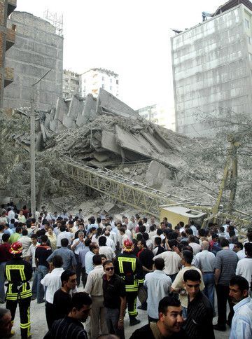 В Баку рухнула новостройка (13 фото)