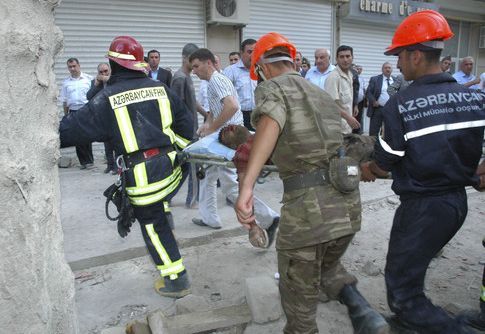 В Баку рухнула новостройка (13 фото)