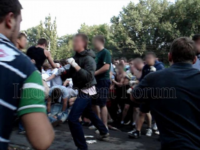 Массовая драка фанатов в Ростове (17 фото)