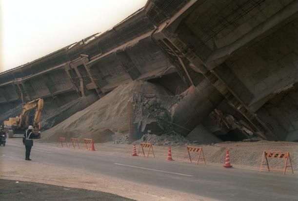Обрушение моста в Японии (9 фото)