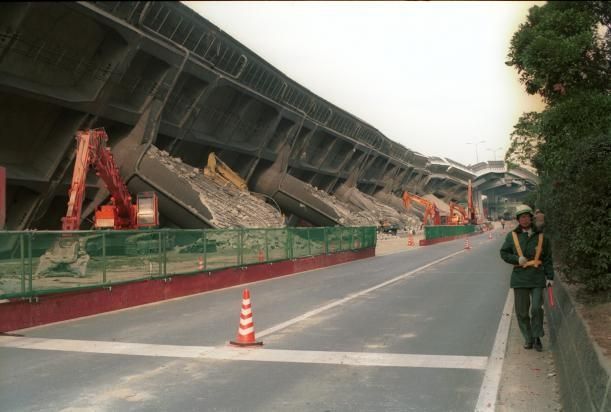 Обрушение моста в Японии (9 фото)