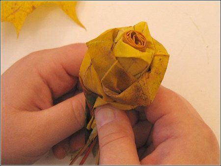 Осенняя романтика. Как сделать из листьев розу. Классно ) (13 фото)