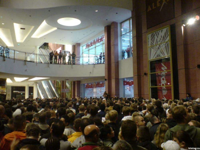 Толпа в Берлине на открытии нового Media Markt (13 фото + видео)