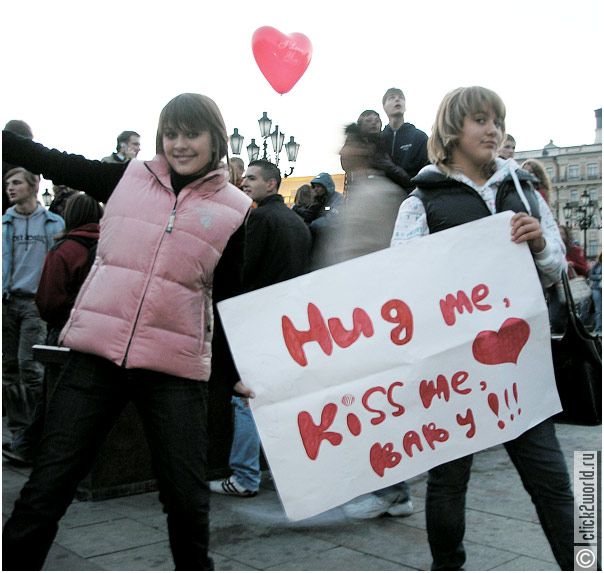 Субботний День поцелуев в Москве на Манежной (59 фото)