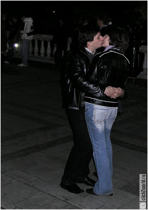Субботний День поцелуев в Москве на Манежной (59 фото)