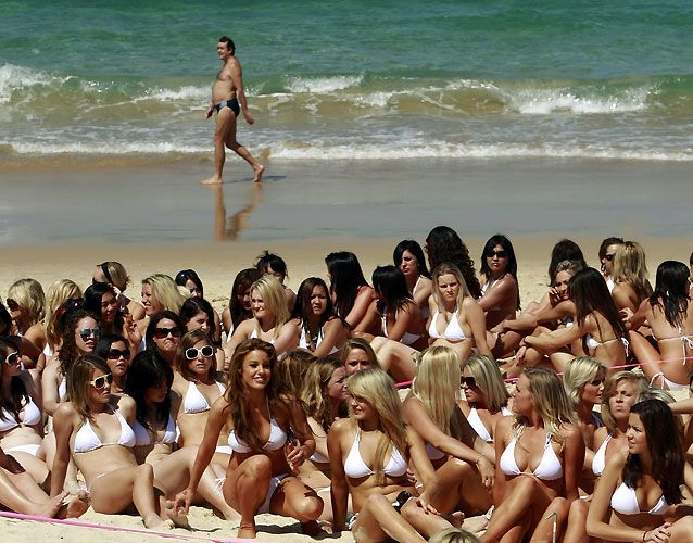 1000 и 10 бикини на одном пляже (20 фото)