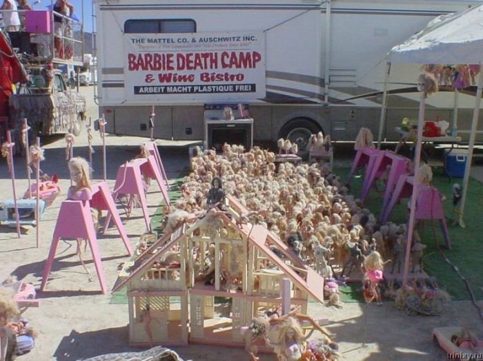 Лагерь смертников для Барби (32 фото)