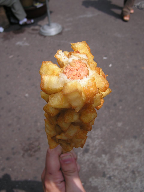 Как выглядит жаренная картошка с сосиской в Сеуле (3 фото)