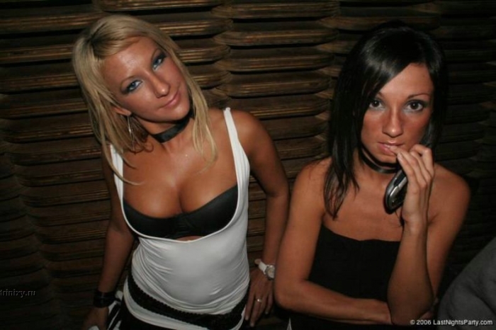 Девушки в клубах (32 фото)