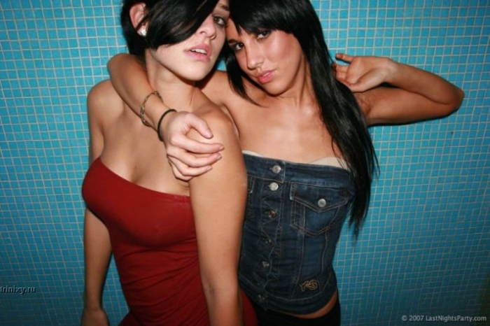 Девушки в клубах (32 фото)