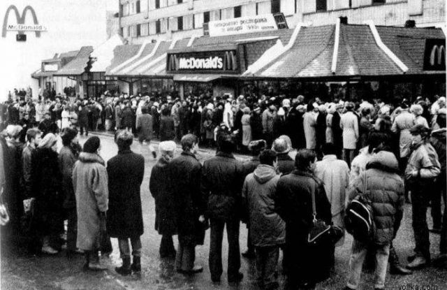 Самый первый McDonalds в Москве (6 фото)