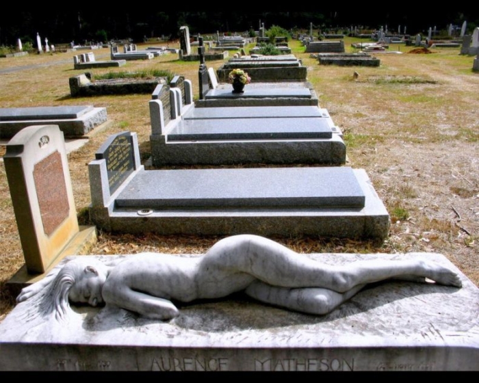 Очень необычное надгробие (3 фото)