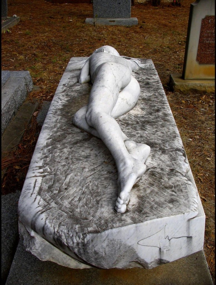 Очень необычное надгробие (3 фото)
