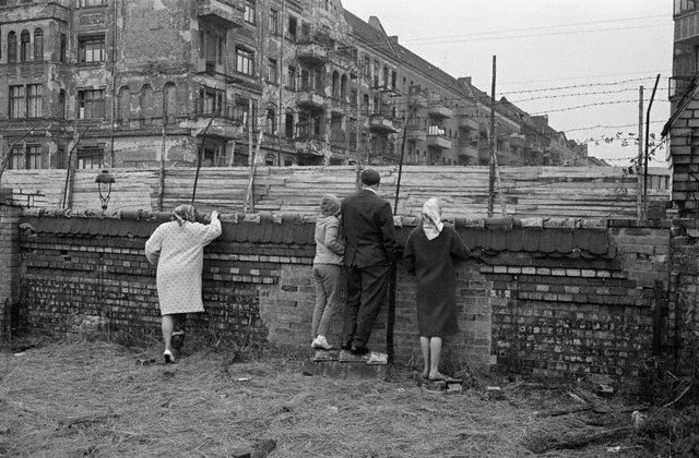 Берлинская стена (11 фото + текст)
