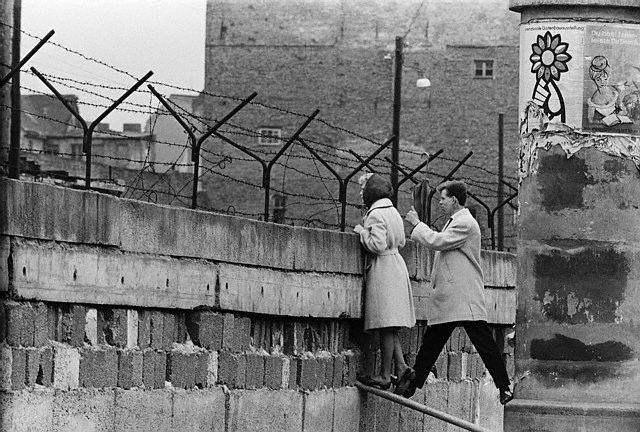 Берлинская стена (11 фото + текст)
