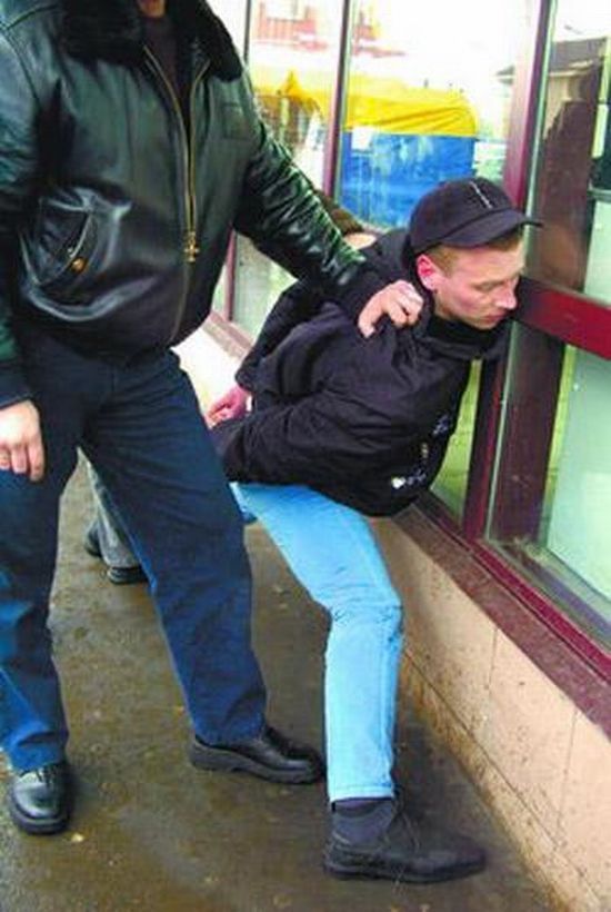 Человек достает из сумки. Лазить по карманам. Лазить по карманам. Карманники. Лазить по карманам.