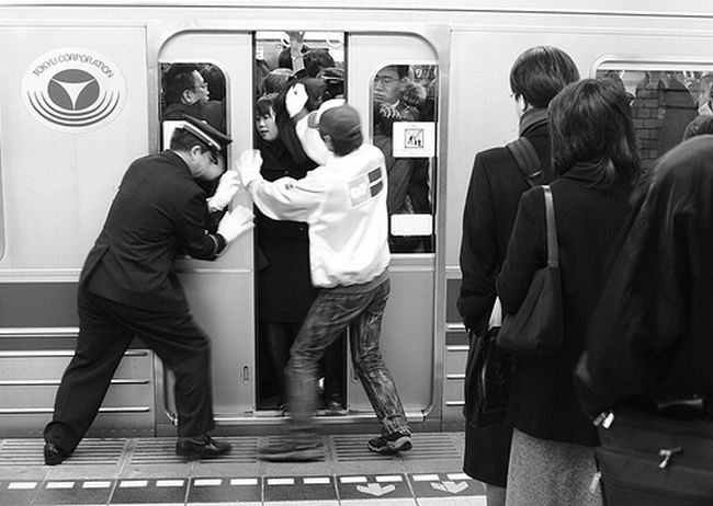 Вот в Киеве отжигают )) Киевское метро наняло дружинников для толкания пассажиров (4 фото + видео)
