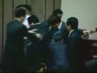 Борьба за власть в корейском парламенте. Стенка на стенку (3.1 мб)