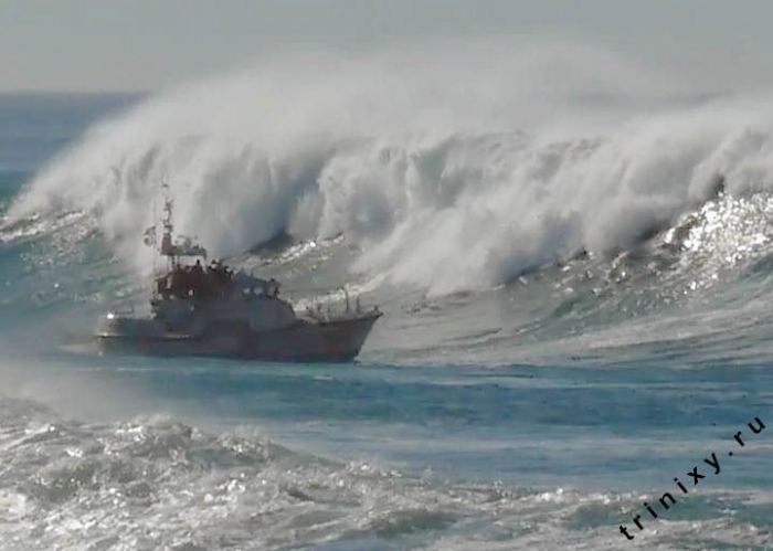 Корабли против больших волн (21 фото + 3 видео)