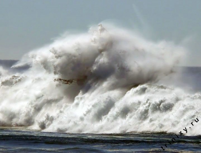 Корабли против больших волн (21 фото + 3 видео)