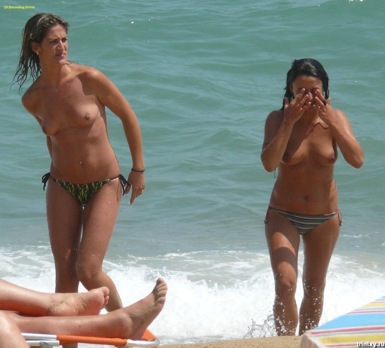 Девушки топлесс на пляже (31 фото) НЮ