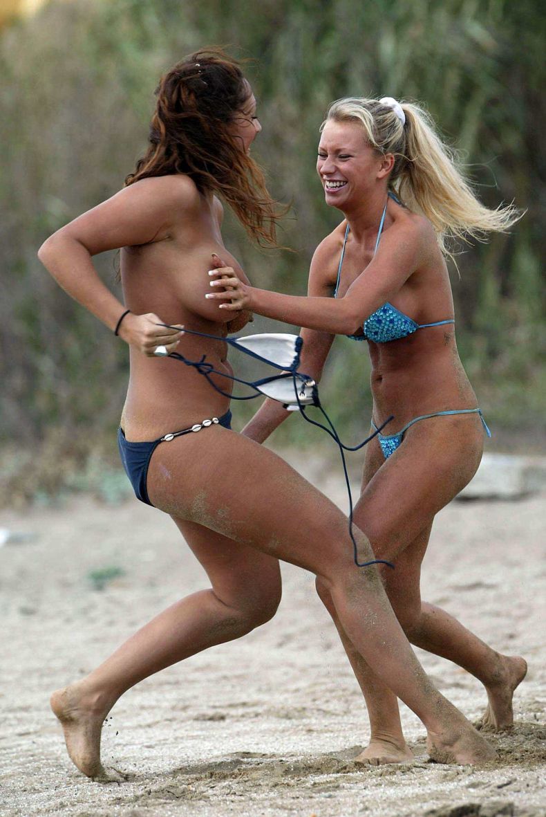Натали Деннинг (Natalie Denning) с подружкой на пляже (8 фото) НЮ