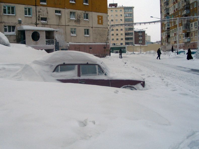 А тем временем Норильск завалило снегом (8 фото)