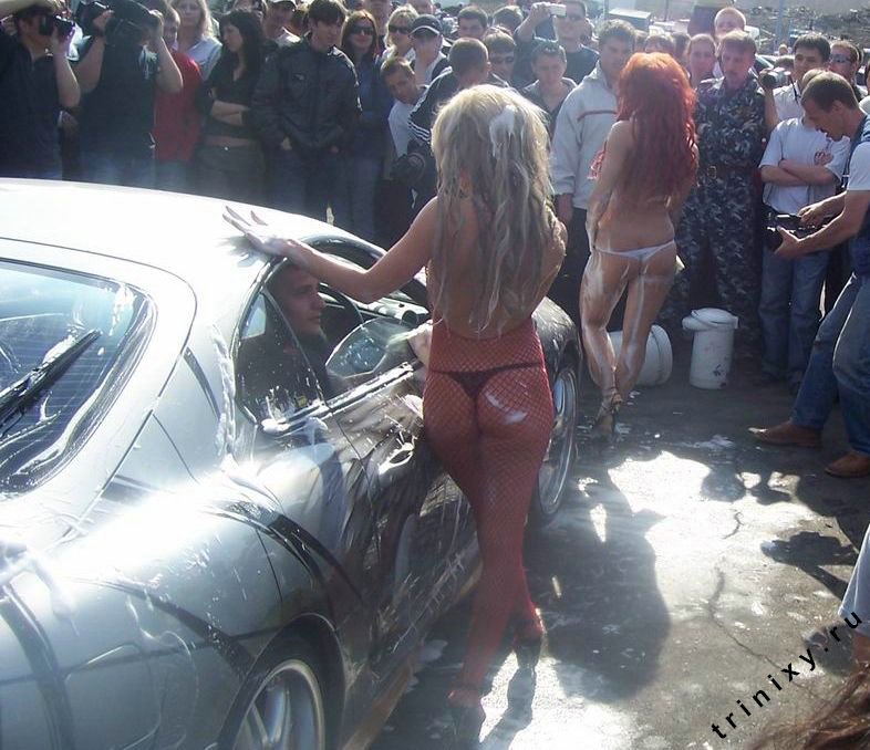 Эротическая автомойка на автошоу на Камчатке (14 фото)