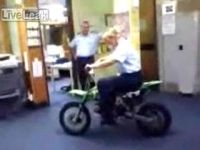 Хехе )) Женщина на мотоцикле... (0.4 мб)