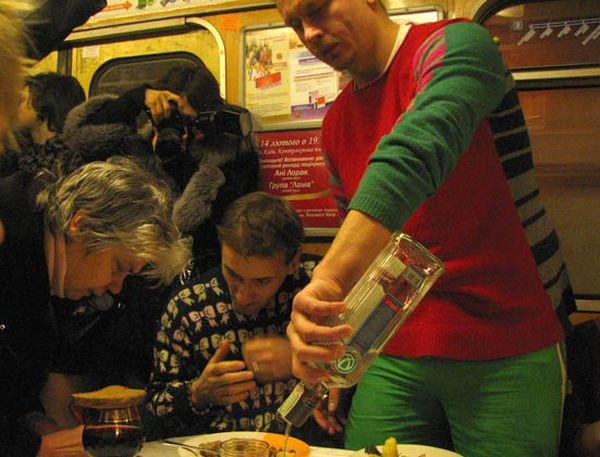 Флэшмоб в киевском метро. Поминки в вагоне (13 фото)
