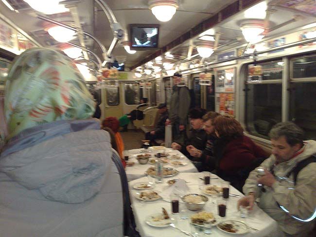Флэшмоб в киевском метро. Поминки в вагоне (13 фото)