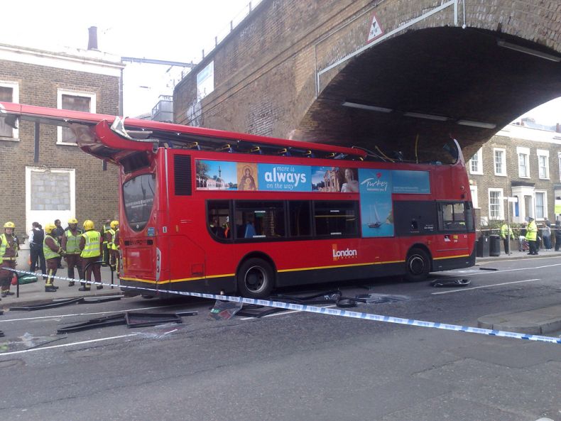 Лондонскому автобусу снесло крышу (4 фото)