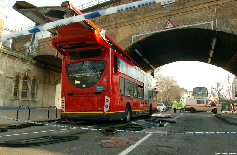 Лондонскому автобусу снесло крышу (4 фото)