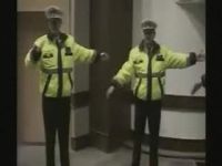Зачем румынские полицейские берут уроки балета? (2.2 мб)