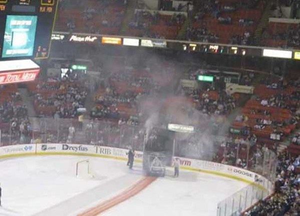 Происшествие во время хоккейного матча (4 фото)