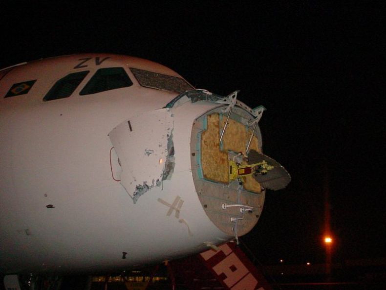 Бразильский самолет попал под град (12 фото)