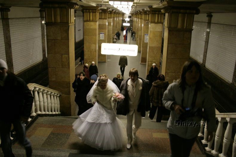 Свадьба в Макдональдсе и в метро (5 фото)