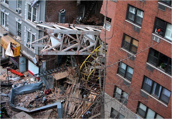 В Нью Йорке рухнул огромный строительный кран (5 фото)