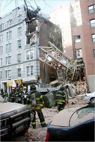 В Нью Йорке рухнул огромный строительный кран (5 фото)