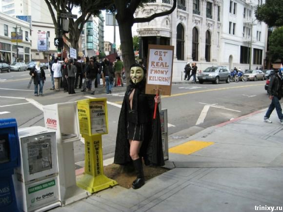 Девушка одела маску, разделась и пошла протестовать (15 фото)