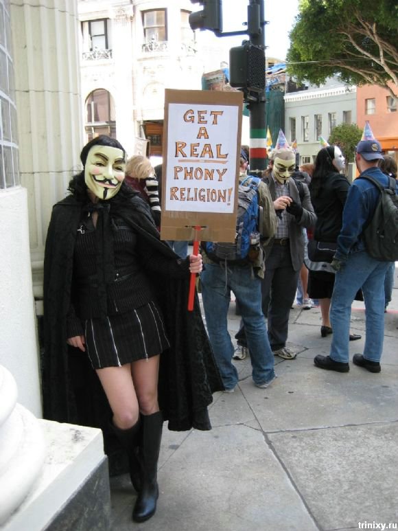 Девушка одела маску, разделась и пошла протестовать (15 фото)