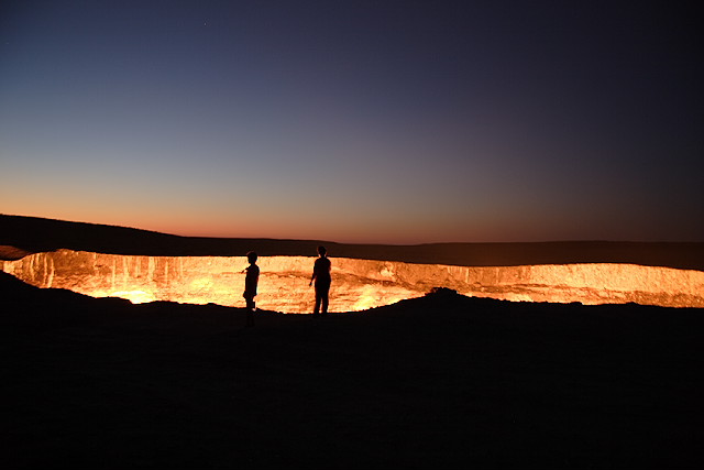 Кратеры с горящим газом в Дарваза, Туркменистане (22 фото + 2 видео)