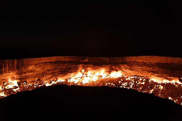 Кратеры с горящим газом в Дарваза, Туркменистане (22 фото + 2 видео)