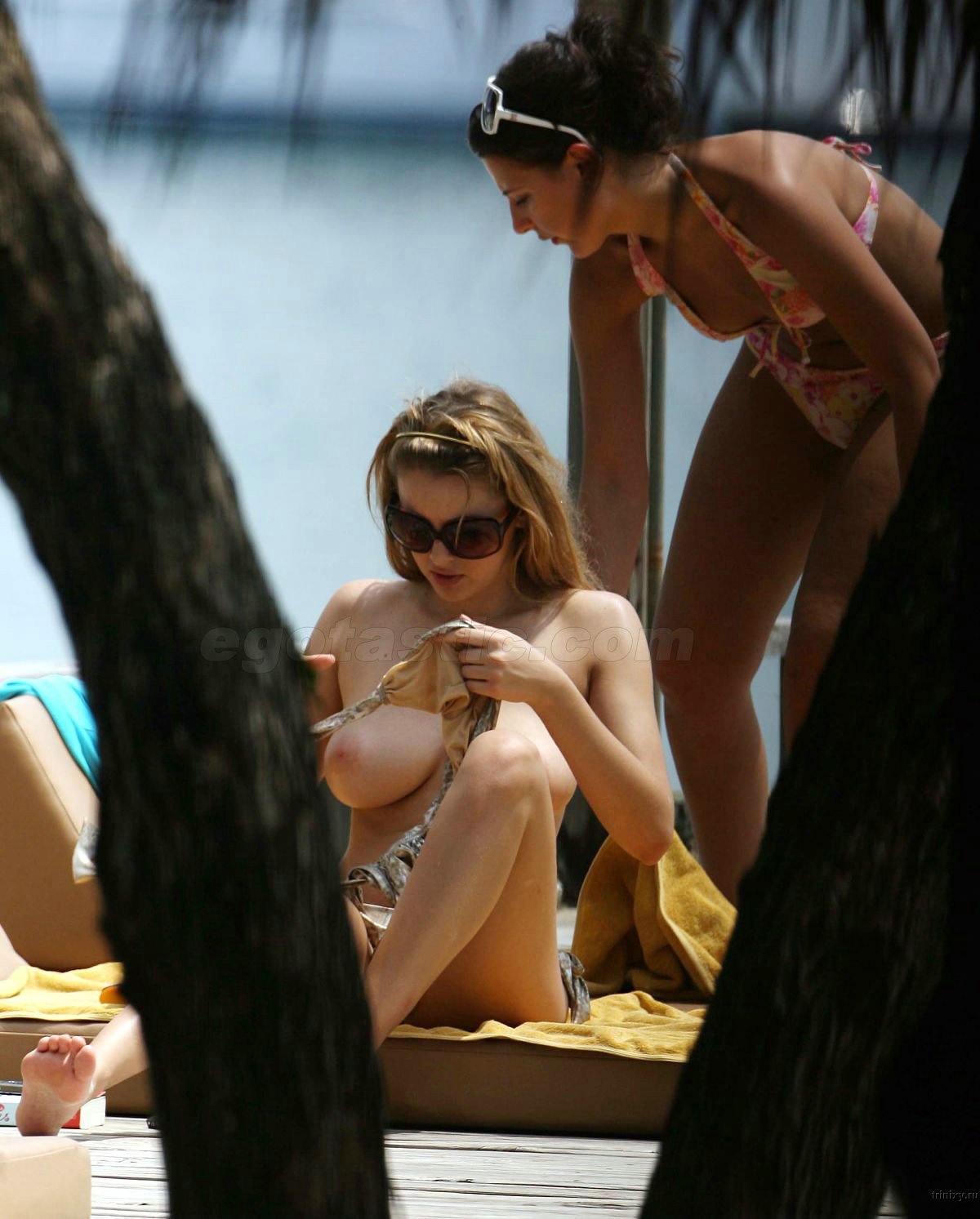 Кили Хазел (Keeley Hazell) топлесс на пляже (6 фото)