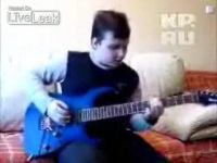 Российский гитарист-самородок (2.0 мб)