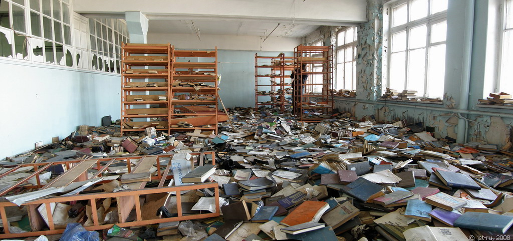 Заброшенная библиотека (6 фото)